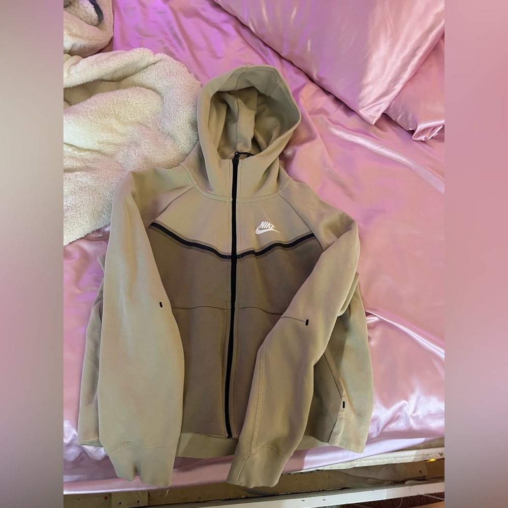 women’s nike tech